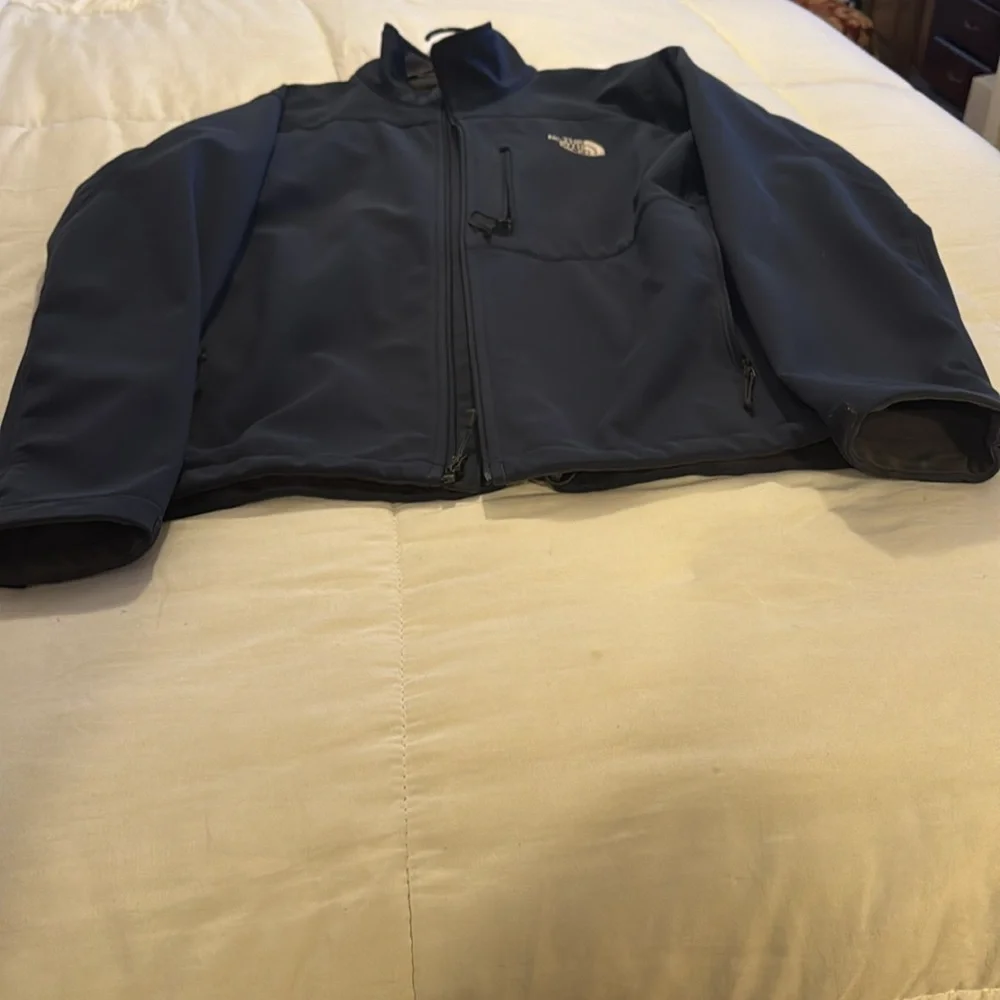 North face man - Picture 3 of 4